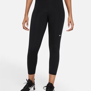 THE NIKE PRO
TIGHT FIT CAPRI